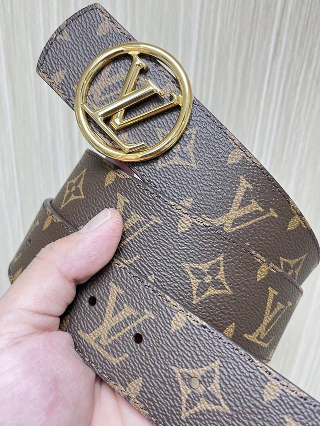 4.0 New Style Of The Season, One Side Is Imported Calfskin, The Other Side Is