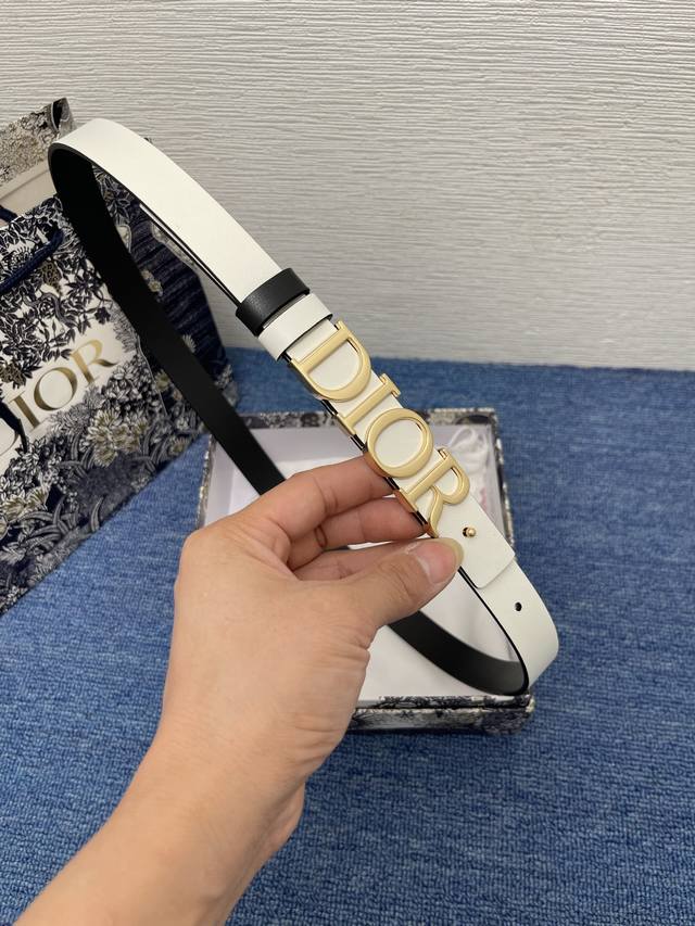 Pujia Prada orange shorts, a trendy and eye-catching choice for summer. The brig