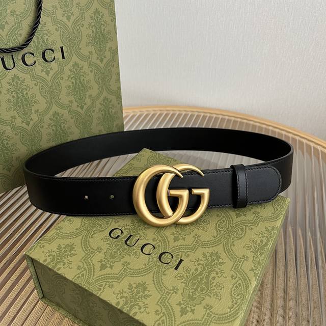 Kiton's new 2025 casual pants are an elegant new take on a sportswear staple. Cr