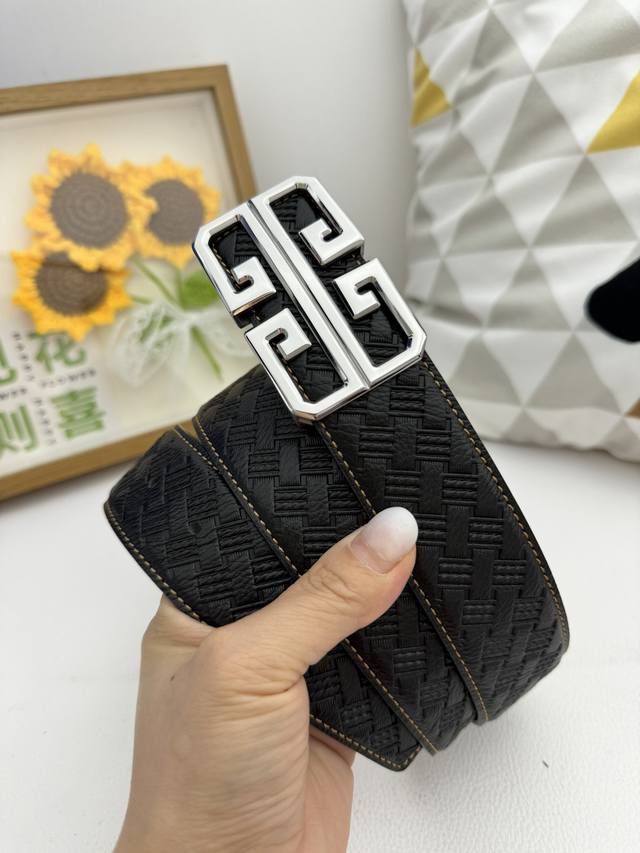 Miumiu 2025 spring and summer new unisex suits, the brand's latest design elemen