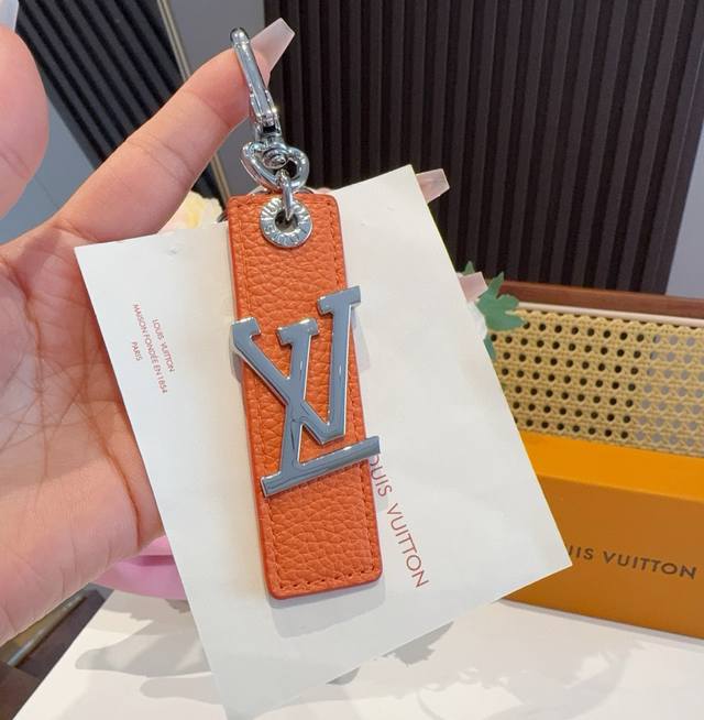 Lv*Louis Vuitton 2025 Spring and Summer New Releases, Latest Short-sleeved Round