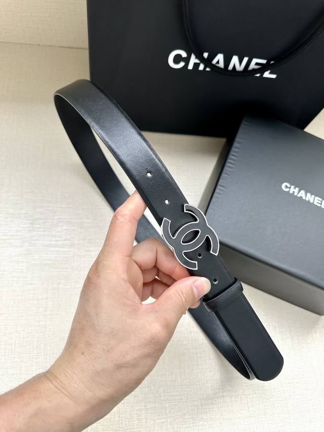 Louis Vuit*On 2025 Spring and Summer Louis Family Light Luxury Lapel Knitted Sho