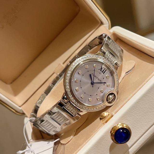 光圈钻圈 Ballon Bleu De Cartier卡地亚蓝气球腕表奢华系列，百搭尺寸33Mm，简约又别具品味，摒弃了现代盛行的繁复华丽的修饰，以简约重新诠释