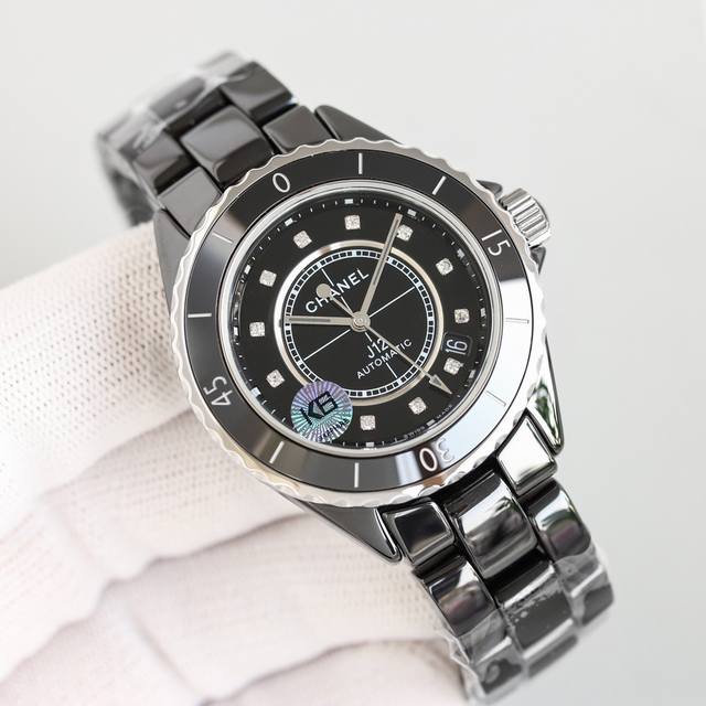 全新J12腕表“换芯”献礼20周年 Lz匠心之作 年度巨制！ 最新版本细节 1表壳简化为38毫米男女通杀单一尺寸 2边缘凹槽从老款30增加至40个，使表盘显得更