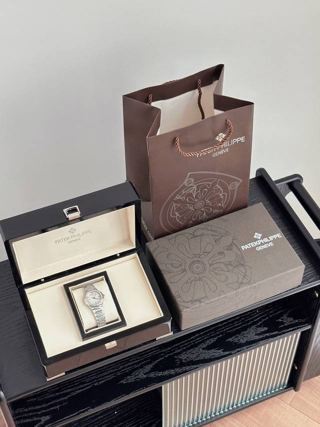 Gg厂 百达翡丽 最美鹦鹉螺.超薄石英女士腕表！绝对女神福利！花钱也买不到系列！顶级品质原版无差。尺寸36Mm直径，。天花板Pp鹦鹉螺7010系列！表壳整圈共镶