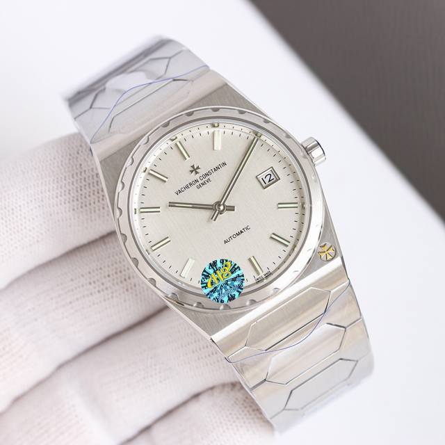 复古且时髦，深受众多明星追捧 江诗丹顿重新重磅推出历史名作系列标志性豪华运动型腕表以纪念品牌成立222周年。 表壳：尺寸37Mm X8Mm酒桶形采用三部分结构让