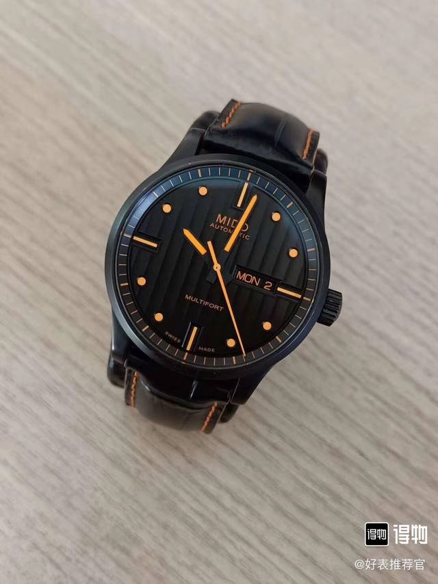 很多玩家称美度为“文艺度”，就是因为在入门名表中，美度很强调设计。 当我拿到这只美度舵手时，心里也是一动，全黑加橙色夜光涂层，公价不到万元，也能如此炫酷。 新款