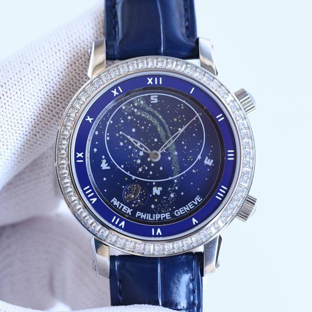 百达翡丽星空升级终极V2版升级了 1满天星自动转2升级日历的排法和一样的顺序3整个手表的厚度更加接近的厚度42*11 Mm百达翡丽星空里的月亮会根据天空上的月亮