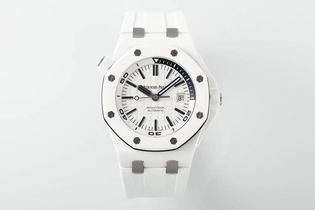 Zf厂全新开创陶瓷艺术，打造极致的黑白潜水运动风腕表 爱彼皇家橡树离岸型系列15707系列 表壳 42Mm黑白陶瓷高温高压烧制，拥有强劲有力的线条和时尚的颜色，