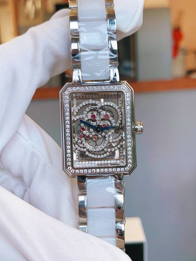 EmièRe CaméLia Skeleton！采用镂空透明山茶花机芯，茶花上面采用微镶工艺。微镶出茶花形状。系列腕，充分融入了设计，棱角分明，设计简约，简单有