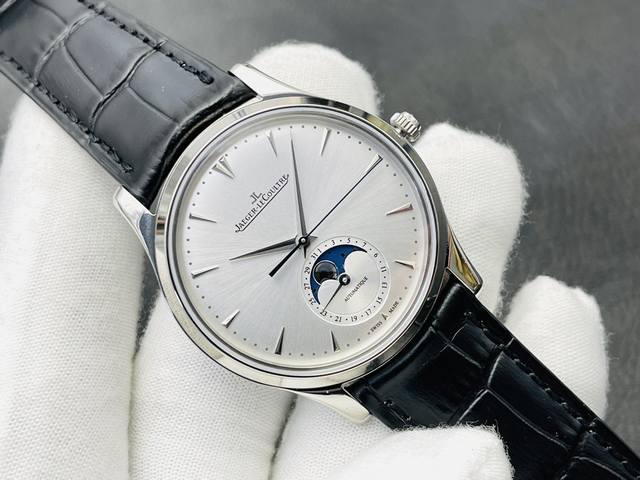 Jl Factory 诚意推荐 市场最高版本 积家月相大师携手超薄机芯限时返场！ 1直径39Mm同步原装，流线型精钢表壳保驾护航，左右侧面有日历和月相调节按钮。