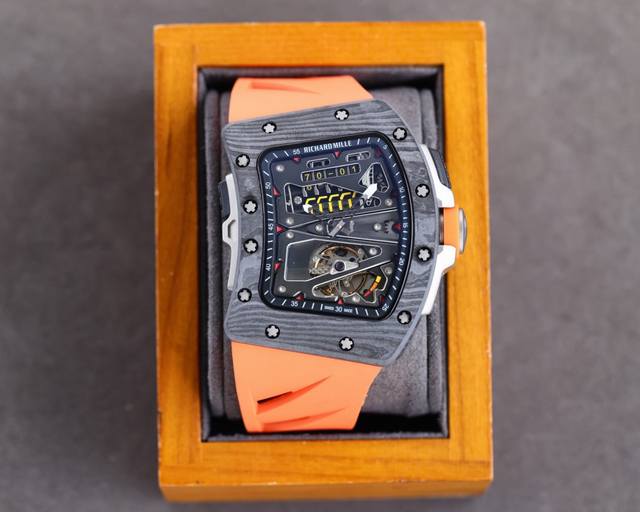 Ichard Mille全球顶级瑞士制表商联合一级方程式赛车手阿兰 普特携手推出2018款Rm 70-01陀飞轮阿兰 普特的自行车赛腕表。红色作为表壳的主色调，