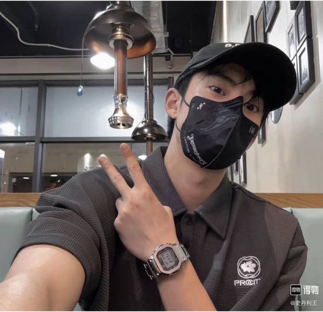 超的一款，夏天必备！卡西欧特别版Gmw-B5000方块钢带表 采用了极为用心的抛光和打磨，显得质感非常高级。经典的G-Shock壳形金属化之后，充满未来感和阳刚