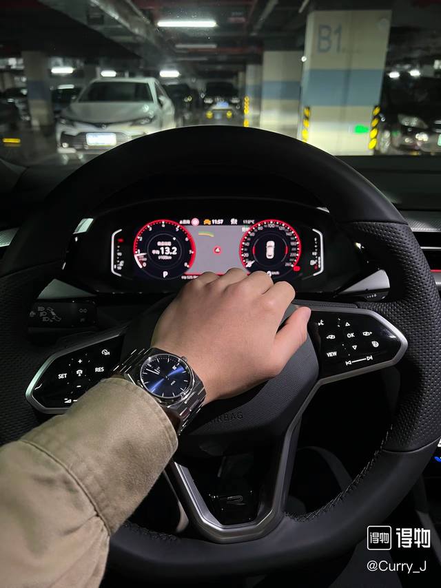 实心钢带！ 天梭X超级玩家最新款龚俊同款男表， 摩登前卫，唤醒经典系列的不巧生命力。以当代设计栓释经典，垂直拉丝和抛光处理相结合的工艺令全新X系列腕表质感更显柔