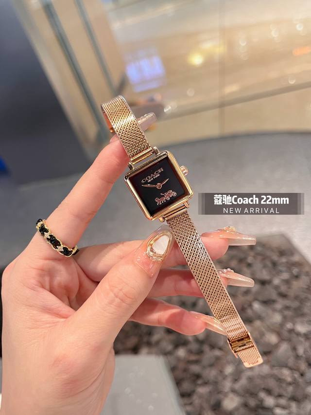 网带 Coach 蔻驰Cass系列茶玫瑰表盘小牛皮石英手表女表小方糖小方表。 机芯材质：石英机芯。 表带材质：进口小牛皮 网带 双按扣 表盘厚度：6.6Mm。