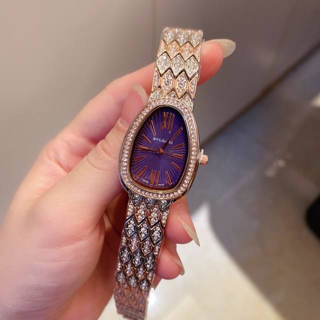 宝格丽全新Octo Finissimo 手表惊艳亮相，新款Serpenti Seduttori鎏光蛇影腕表魅惑闪耀，再奏经典续曲。6771#间玫瑰金