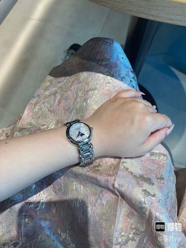 Longines 浪琴 镶钻款，终于见面了 类似款里，颜值拔尖儿；同价位里，品质拔尖儿 除了耐造、经典、大气、显优雅，还保值以外 这款心月，有几个亮点，给大家归