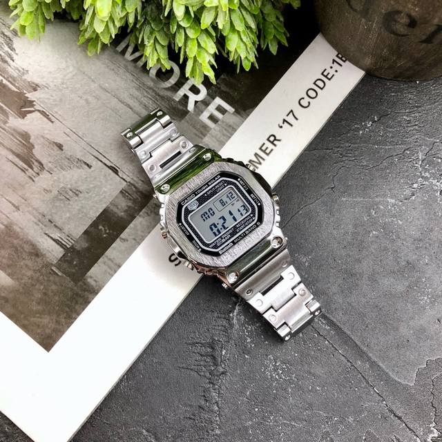 卡西欧限量版 G-Shockgmw-B5000方带表 采用了极为用心的抛光和打磨显得质感非常高级。经典的G-Shock壳形金属化之后，充满军事风和阳刚之气。全表