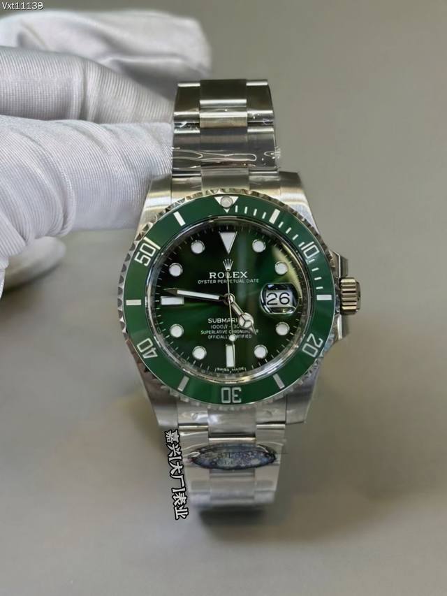 劳力士 水鬼系列最新限量版 高版本 可观看视频。最新劳力士水鬼 6字位自带皇冠，更加上档次，尺寸原装一致，4角表耳变小，表带表扣加宽！真真正正的直径41尺寸，面