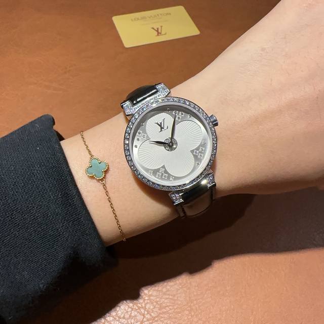 Lv 路易威登 三针超火款 蓝宝镜面，瑞士进口石英，不锈钢316精工外壳。加上牛皮袋子，整体好看，显得格外优雅！[亲亲][亲亲]