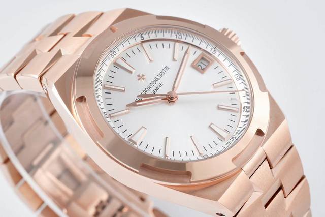 Mks又一钢表巨作震撼来袭 Vc江诗丹顿Overseas纵横四海4500V系列 表界三大钢王之一 顶级奢华的经典型钢表 41Mm的钢表壳线条流畅质感细腻，可与表