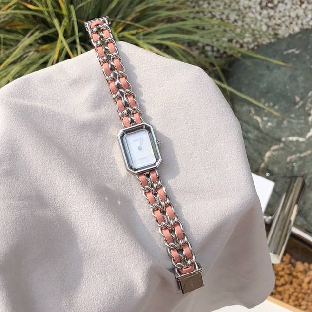 香奈儿限量粉，这是20年限量色 这块表的总体设计非常简洁， 没有数字和时标，也没有秒针或日期显示。 在斜面切割的表镜下，只有两枚简约的金色指针指示时间。 还有凸