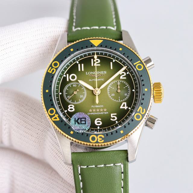 新款首发］：浪琴表先行者推出全“新字面”飞返计时腕表！ 1直径42毫米，双向旋转 搭配绿色、咖啡色，黑色和蓝色陶瓷哑光礳吵圈口，阿拉伯数字夜光隔着黑色小孔，同步