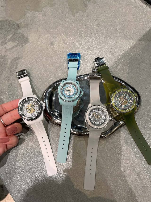 新款新款用时间探寻世界的奥秘 Gucci Dive系列腕表Dive系列是Gucci首个潜水元素的腕表，是Gucci最具有时尚风格的。以潜水表为设计灵感，蜜蜂，星