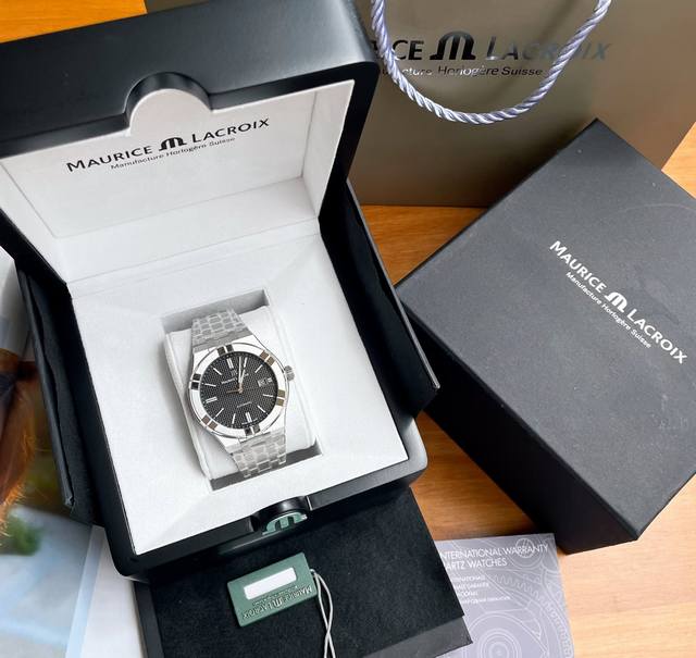 艾美6款可选 绝对的牛货。尊达大师的设计：鹦鹉螺、皇家橡树、纵横四海...当然都是买不起也买不到，只能望而兴叹。偶然发现这块艾美Aikon，造型凌锐，触感柔和