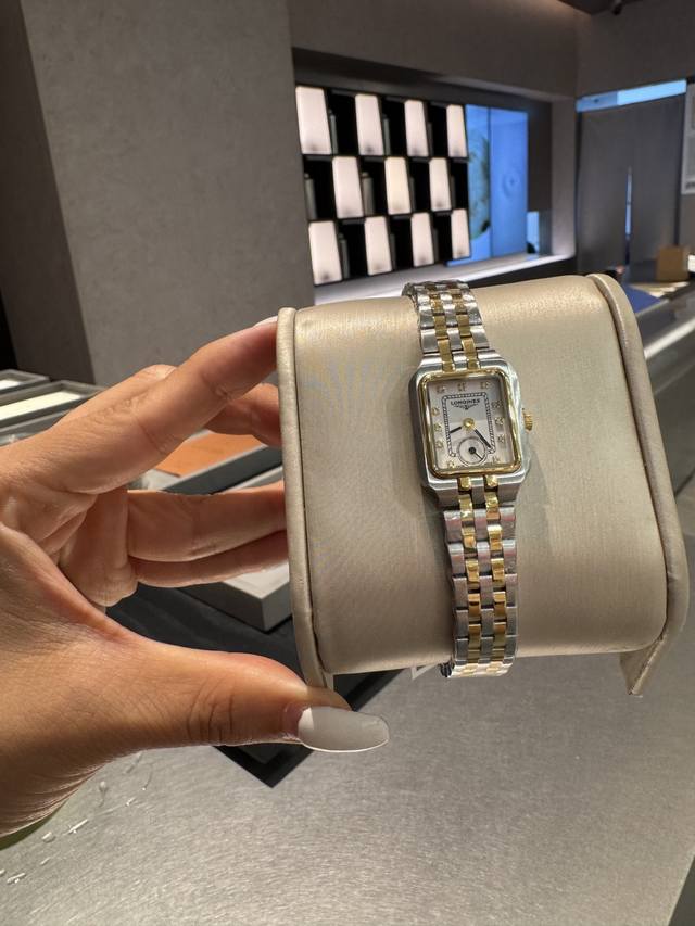 金白同价 人间浪漫富贵花，被浪琴中古表击中！太秀致的一枚浪琴 Vintage 优雅系列表，可真是火遍全网不拥有一枚是不是心痒痒！这枚自浪琴 Longines 实