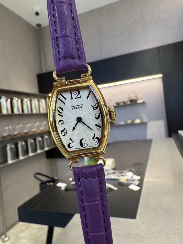 天梭波尔图系列时光的舞者，时间艺术的杰作，复古回潮，传统亦有新生，经典重塑，魅力菲比寻常。酒桶型的外观设计，突破传统，展现出独特的个性魅力。每一次机芯的转动，都