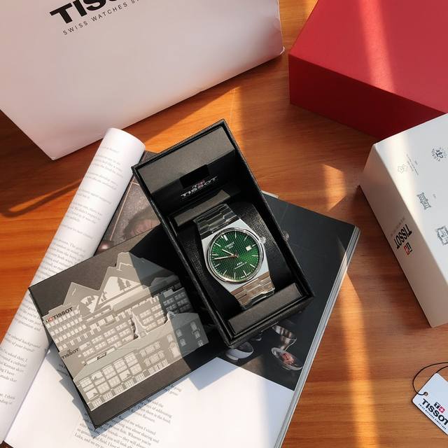 天梭这枚Prx Powermatic 80腕表墨绿色，其采用精钢表壳，经过抛光和拉丝交替润饰，腕表直径40毫米，厚度10.8毫米。高雅的墨绿配色非常经典，午夜绿