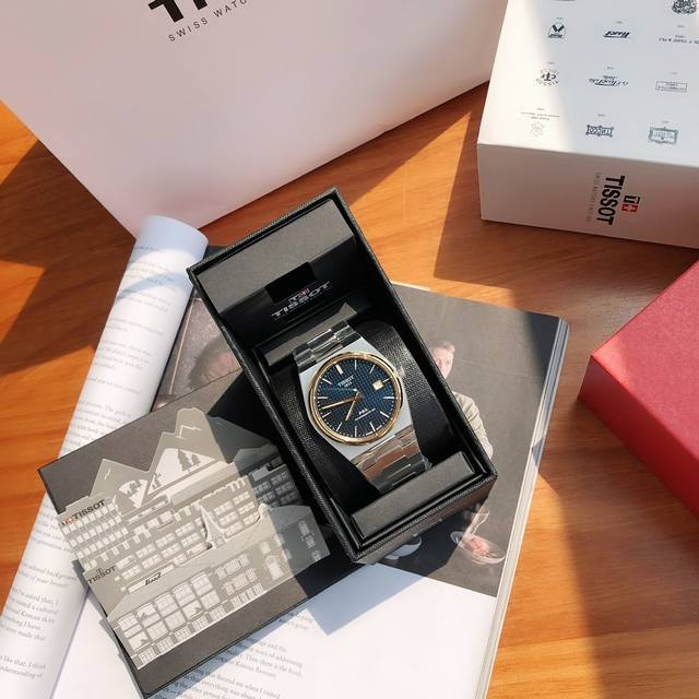 天梭这枚Prx Powermatic 80腕表宝嘉尔蓝色特别限量版，其采用精钢表壳，经过抛光和拉丝交替润饰，腕表直径40毫米，厚度10.8毫米。高雅的蓝金配色非