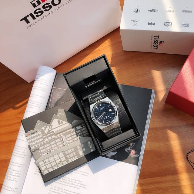 天梭这枚Prx Powermatic 80腕表天蓝色，其采用精钢表壳，经过抛光和拉丝交替润饰，腕表直径40毫米，厚度10.8毫米。高雅的天蓝配色非常经典，午夜蓝