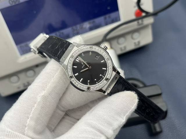 Hb Factory2025新力作 原版开模 最高版本复刻 宇舶Hublot 恒宝 经典融合系列 女款高端腕表！最新推出宇舶女款33Mm腕表，在高端复刻品质一如
