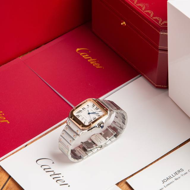 卡地亚Santos De Cartier腕表可以说是世界上第一枚真正意义上的腕表，迄今已有百年历史，1904年卡地亚推出了一枚可以佩戴在腕间的手表，并以挚友山度