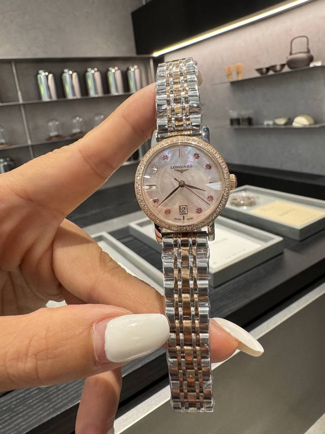 白 金 钻30 浪琴表结合女性材质与动感线条 打造出全新浪琴系列 Conquest Classic 腕表 新款腕表仍然忠实于该品牌的标志性优雅气质 该系列腕表采