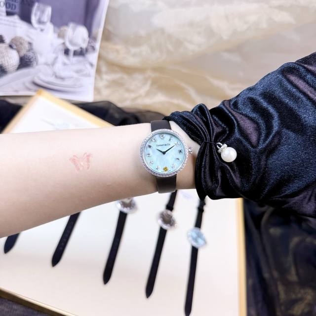 玫无法抗拒的Tiffany蒂芙尼蓝 福利福利~~现在下单即表带一副，数量有限，先下单先得！ 这款腕表的表盘设计灵感源自20世纪六七十年代的一系列蒂芙尼复古广告，