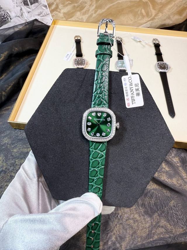 玫 无法抗拒的Tiffany蒂芙尼 心動一次過擁有 12顆不同形狀的鑽石 一次過擁有 ~~现在下单即送一副表带，数量有限，先下单先得！ 它不仅是一款计时工具，更