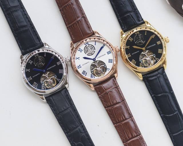 皮 钢 品牌：卡地亚-Cartier 类型：男士腕表 壳套：顶级版316精钢L 表带：进口小牛皮 316精钢表带 机芯：全自动进口机械机芯 镜面：矿物质防刮镜面