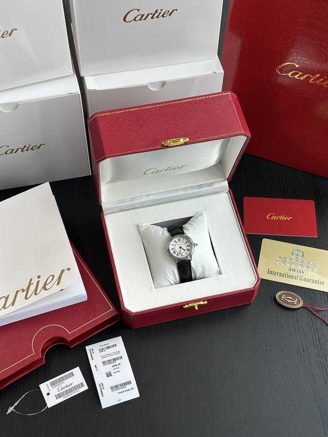 圆表盘的设计别具一格，简约干练！ 也不挑穿搭，日常生活工作逛街都可以佩戴着他！ 无论什么场合，都可以分分钟拿捏