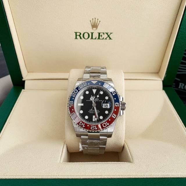 劳力士格林尼治，百事可乐圈。红蓝全黑圈口 三珠五珠在造巅峰，世界范围 劳力士就是最受欢迎的 这点不可否认 直接介绍吧 圈口拼接的陶瓷圈难度很大，要两个配色的陶瓷