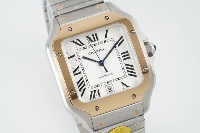 Af卡地亚山度士腕表，成熟魅力之典范 表壳 尺寸47.5X39.8Mm精钢表壳，延续经典方形设计，利落直线替代圆润线条，更是打破了圆形表盘的传统。其中所蕴含的永