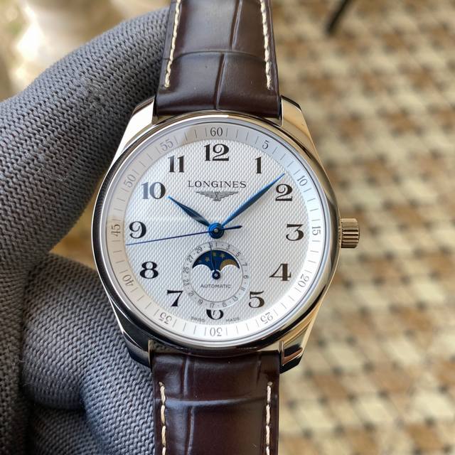 浪琴名匠系列L2.909.4.78.3月相腕表压轴登场！简约优雅尽显从容气度！ 表壳 1.腕表尺寸40X12毫米。Tw不放过任何细节，一丝不苟的还原名匠系列表壳