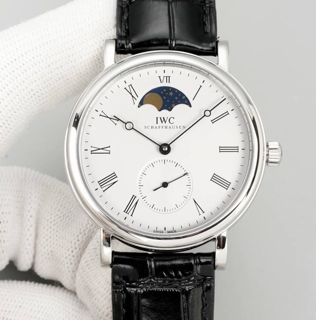 颜值巅峰 Iwc旗下最耀眼的明星，万国长动能月相专家。 全新的复刻版系列Iw544805透底腕表。 表壳 316L精钢表壳，打磨抛光非常圆润。小秒针盘位于6点钟