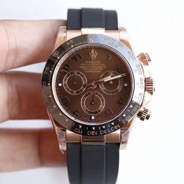 顶级版本宇宙计型迪通拿1 8腕表！ 原版开模，直径40毫采用7750机芯，这是一款稳定计时功能机芯，并且达到厚度与原装一致，完成完美的顶级！！ 另外外壳沿用90