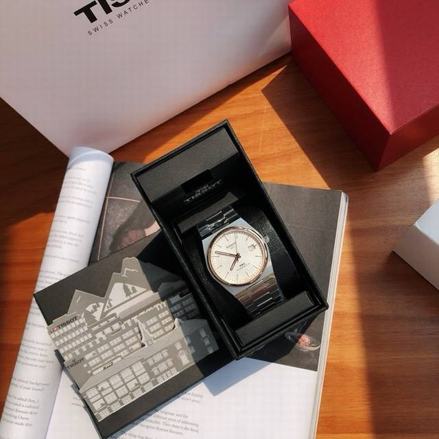 天梭这枚X Wermatic 80腕表玫白配色，其采用精钢表壳，经过抛光和拉丝交替润饰，腕表直径40毫米，厚度10.8毫米。高雅的玫白配色非常经典，玫白配色盘面