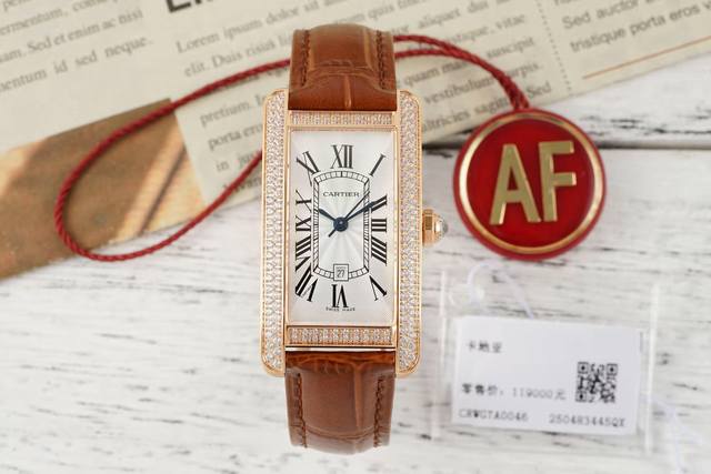 Af卡地亚Cartier美国坦克中号瑞士石英系列 机芯：瑞士石英机芯 表径：中号41.6*22.6 表盘：镀银雕纹表盘，剑形蓝钢指针，镶嵌罗马数字时标 表镜：抗