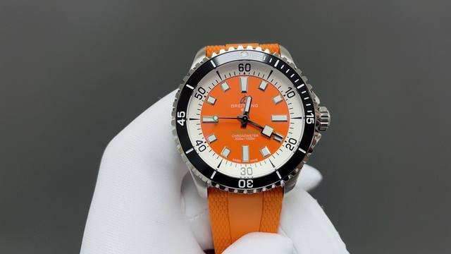 百年灵超级海洋系列42Mm腕表。 1：潜水表既要满足清读时，更要操作便捷。此款时标和指针大限度的夜光涂层，保证在昏暗的深海能清晰读时，如在黑暗中的小灯泡一样；便