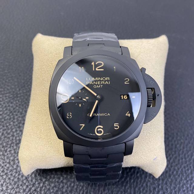 Vs沛纳海M438“黑武士” 全新V2升级单独调时与Z致，机芯采用新工艺 ：每个零件单独拆卸进行真空Adlc 非晶体金刚石碳镀层 真正做到不氧化，不掉色，机芯螺